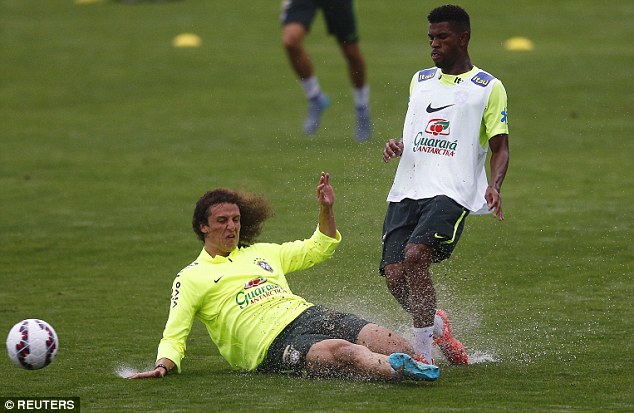 邓加率巴西国家队雨中训练 备战美洲杯