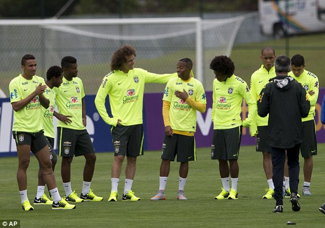 邓加率巴西国家队雨中训练 备战美洲杯