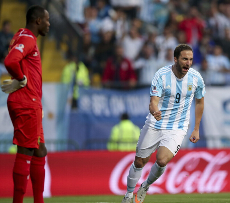 天使助攻伊瓜因进球 阿根廷1-0夺小组第一