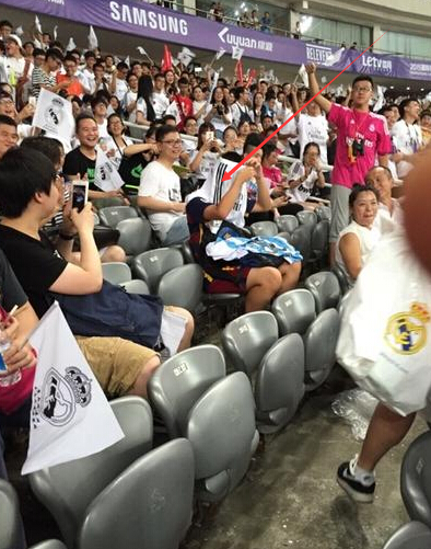 中国球迷穿巴萨球衣看皇马 遭狂嘘被迫换球衣