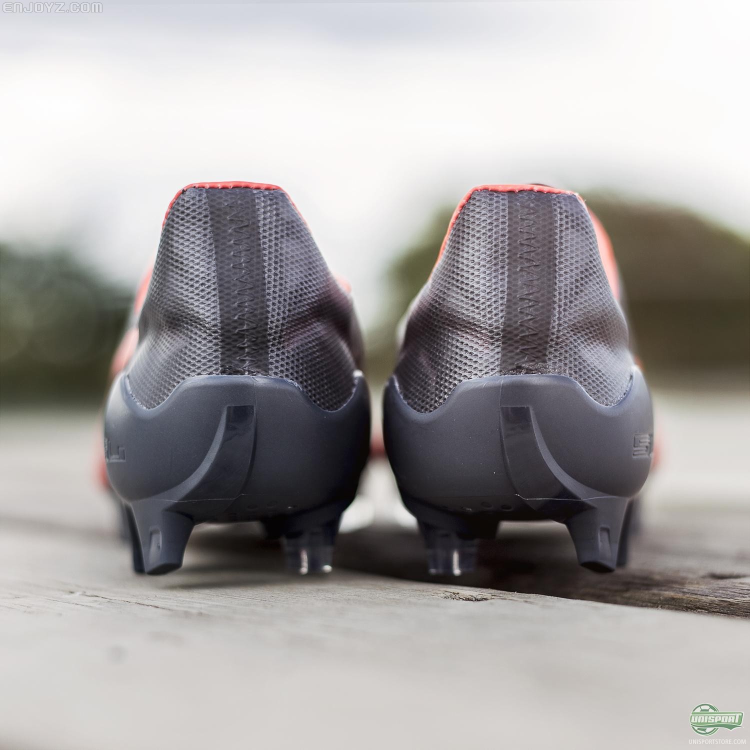 彪马发布黑红配色evoSPEED SL足球鞋